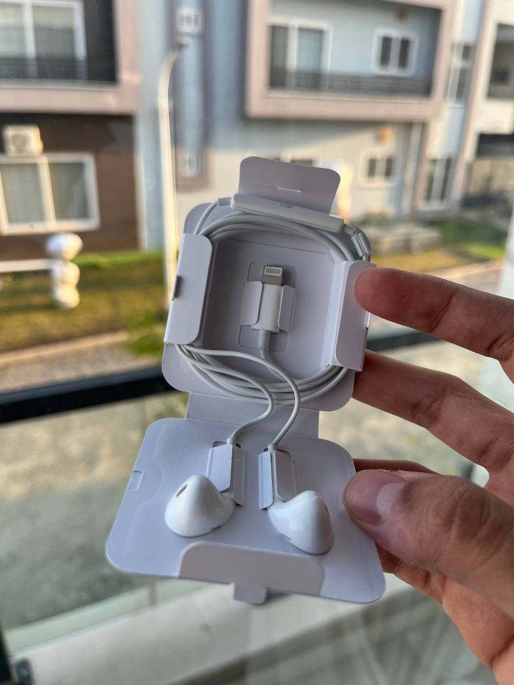 EarPods (Lightning Connector) - product image 4