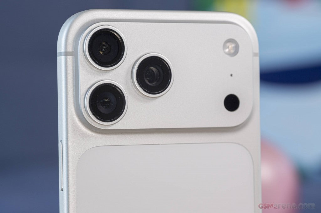 iPhone 17 Pro Max Master Silver